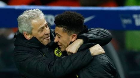 Lucien Favre umarmte Jadon Sancho nach dem 2:1 des BVB bei Hertha BSC demonstrativ