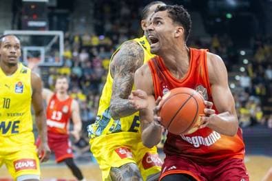 Bayern behauptet Tabellenführung