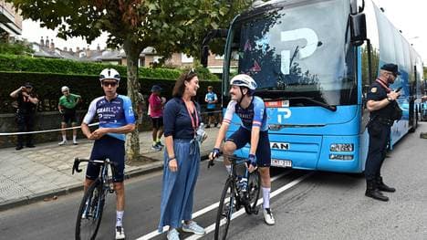 Profis des Teams Israel- Premier Tech vor ihrem Bus