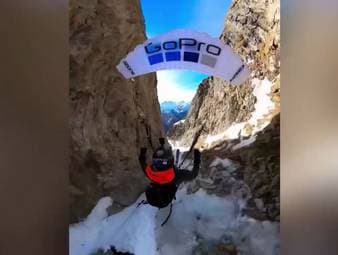 Carl Weiseth ist ein Flugtrainer und Adrenalinjunkie. Auf Social Media teilt er Videos, wo er das Skifahren mit dem gleitschirmfliegen verbindet und dabei waghalsige Stunts durchführt.
