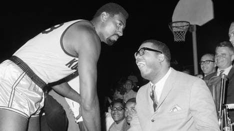 Maurice Stokes (r.) und Wilt Chamberlain bei einem Benefizspiel