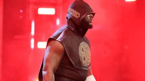 Omos wird von WWE nach Japan ausgeliehen