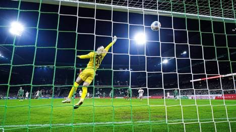 Bremens Torwart Mio Backhaus sah beim Schuss von Jamie Leweling nicht gut aus