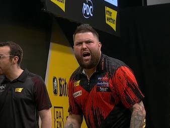 Michael Smith besiegt mit einigen Problemen gegen Alan Soutar. Mit einer 4:0 Führung beginnt Smith das Match, doch dann gibt er gleich 5 Legs einfach aus der Hand. 
