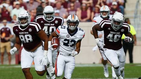 Ryan Davis (weiß) erläuft für die Auburn Tigers den 28:13-Zwischenstand gegen die Texas A&M Aggies