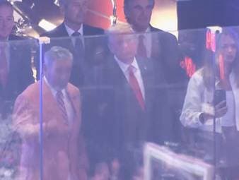 Donald Trump zu Besuch im Madison Square Garden bei den NBA-Finals. Bei der ersten Niederlage Knicks nach 13 Siegen in Folge wird der US-Präsident vom Publikum ausgebuht.