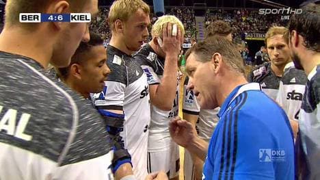 Ordentlich was auf die Ohren: THW-Trainer Alfred Gislason knöpft sich in der Auszeit Raul Santos vor