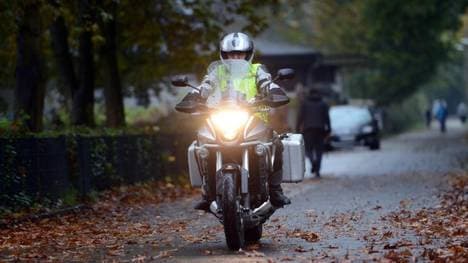Der Straßenbelag ist im Herbst oft kälter als die Lufttemperatur. Das hat Auswirkungen auf den Grip der Reifen. 