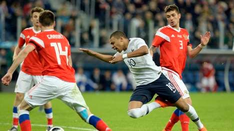 Ex-Bundesligaprofi Roman Neustädter (r.) kommt bei der WM im eigenen Land nicht zum Einsatz