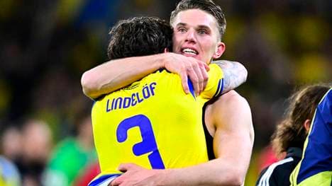 Schwedens Matchwinner Viktor Gyökeres jubelt mit Victor Lindelöf