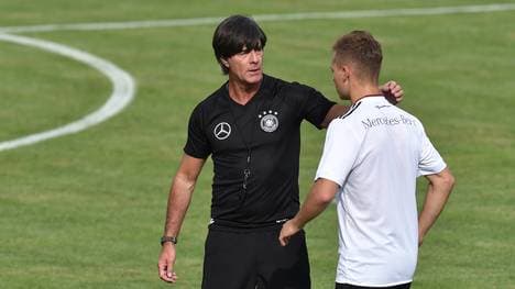 Bundestrainer Joachim Löw (links) in Diskussion mit Joshua Kimmich