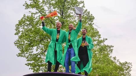 Gemeinsam auf dem Partybus: Simonis (l.) und Nauber (M.)