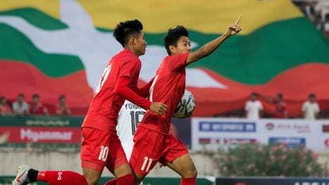 Hein Htet Aung (r.) wird für seine politsiche Geste gesperrt