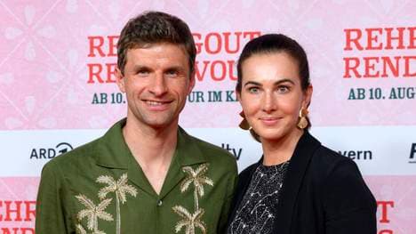 Thomas Müller mit Ehefrau Lisa