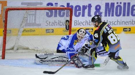 Daniel Pietta (r.) wird für neun Spiele gesperrt