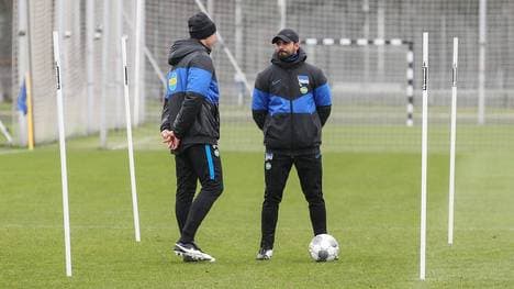Alexander Nouri (r.) hat von Jürgen Klinsmann die Verantwortung für die Berliner Mannschaft übernommen