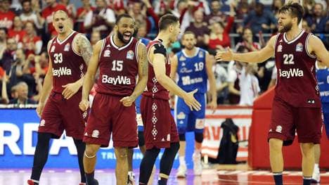 Die Bayern-Spieler freuen sich über den Einzug ins Halbfinale