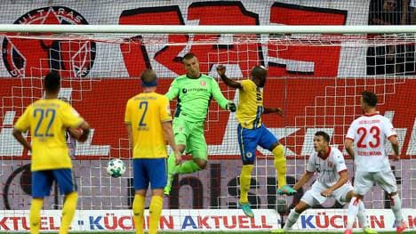 Braunschweigs Joseph Baffo (3.v.r.) erzielt den Ausgleich zum zwischenzeitlichen 1:1 in Düsseldorf