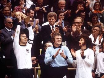 Es war ein Team voller Hochbegabter, doch lange keine Einheit: Die Heim-WM 1974 beginnt mit dem großen Zoff in der deutschen Mannschaft - und endet doch noch mit dem Titel.