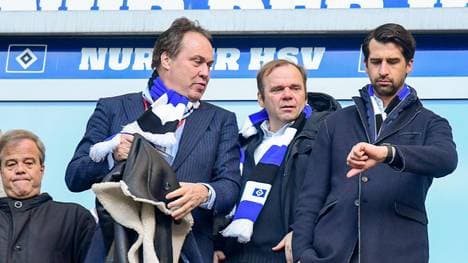 Bernd Hoffmann (2.v.r.) und Jonas Boldt (r.) haben unterschiedliche Ansichten