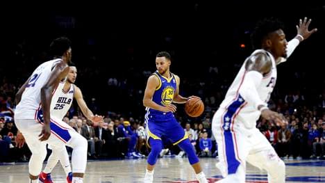 Stephen Curry (M.) war mit 35 Punkten bester Werfer der Warriors