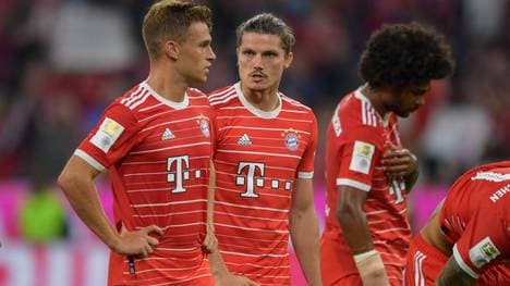 Joshua Kimmich (l.) sitzt gegen den BVB zunächst auf der Bank
