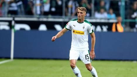 MOENCHENGLADBACH, GERMANY - AUGUST 25: Louis Jordan Beyer of Moenchengladbach runs with the ball during the Bundesliga match between Borussia Moenchengladbach and Bayer 04 Leverkusen at Borussia-Park on August 25, 2018 in Moenchengladbach, Germany. The match between Gladbach and Leverkusen ended 2-0. (Photo by Christof Koepsel/Bongarts/Getty Images)