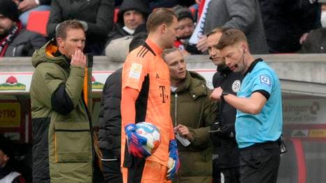 Schiedsrichter Christian Dingert stand im Zentrum minutenlanger Diskussionen
