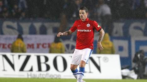 Dennis Erdmann von Hansa Rostock sah gegen Großaspach die Rote Karte