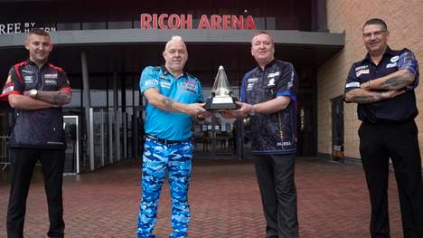 Nathan Aspinall, Peter Wright, Glen Durrant und Gary Anderson (v.l.) kämpfen um den Sieg in der Unibet Darts Premier League