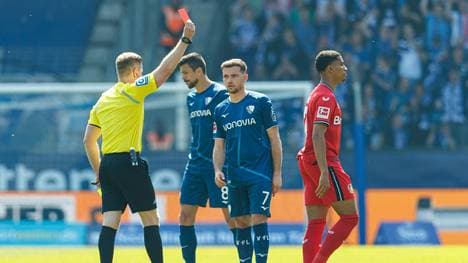 Schiedsrichter Welz stellt Adli (r.) vom Platz