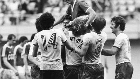 Die DDR-Spieler feiern Trainer Buschner