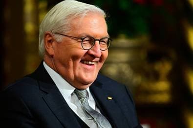 Merz gratuliert Handball-Heldinnen