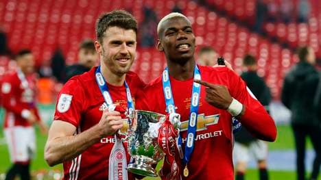 Paul Pogba (rechts) und Michael Carrick feiern den Sieg im League Cup 