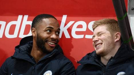 Raheem Sterling lacht zusammen mit Kevin de Bruyne
