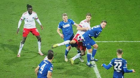 Simon Terodde (3.v.r.) bugsierte den Ball trotz großer KSC-Gegenwehr zum 2:1 für den HSV über die Linie