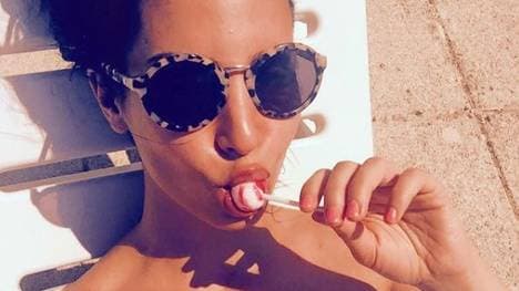 Sila Sahin lutscht an einem Lolli