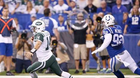 Ryan Fitzpatrick von den New York Jets enteilt Björn Werner von den Indianapolis Colts