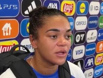 Jess Carter bedankte sich nach Englands EM-Sieg bei den Fans mit der Hoffnung, dass der Sieg eine Inspiration für alle Menschen - egal welcher Herkunft und Hautfarbe - sein kann.