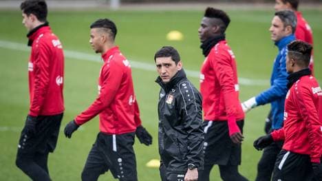 Tayfun Korkut im Abschlusstraining von Bayer Leverkusen vor erstem Auftritt in Bundesliga unter seiner Regie