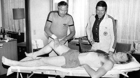 Arzt Heß (r.) mit Masseur Erich Deuser und Uli Hoeneß