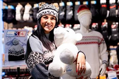 Ski-Ass zeigt stolz ihren Babybauch