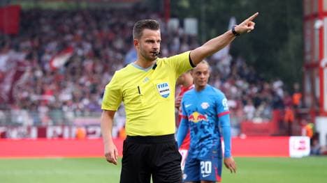 Daniel Schlager pfeift die Partie von Bayern München gegen Bayer Leverkusen