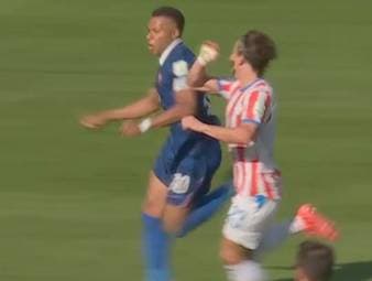 Im Achtelfinale zwischen Paraguay und Frankreich kommt es in Halbzeit eins zu einer Aufreger-Szene. Superstar Kylian Mbappé bekommt fern abseits des Balles einen Schlag von Gegenspieler Matias Galarza ab. Dieser kommt ungeschoren davon - eine Fehlentscheidung für Schiedsrichter-Experte Patrick Ittrich. 
