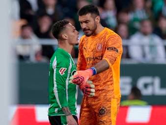 Rot! Missglückter Fallrückzieher nimmt böses Ende