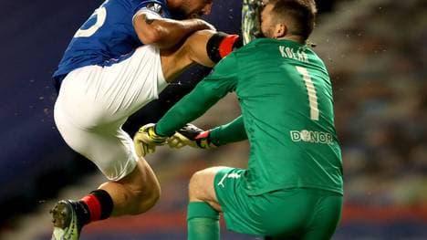 Kemar Roofe trifft Slavia-Torhüter Ondrej Kolar böse im Gesicht