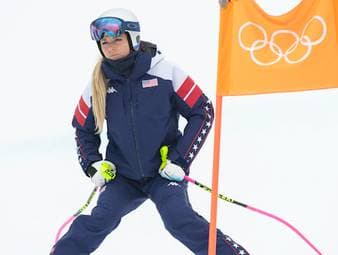 Die US-Amerikanische Skirennläuferin Lindsey Vonn erlitt Ende Januar einen Kreuzbandriss - nur eine Woche später liefert die 41-Jährige im Training vor dem olympischen Wettkampf am Sonntag