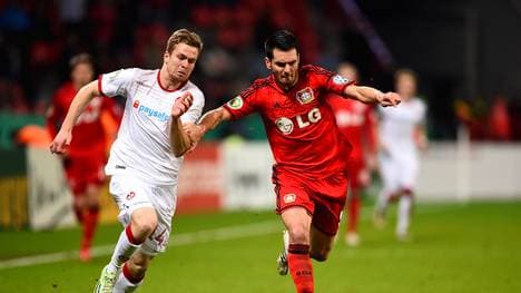 Sebastian Jacob (l., gegen Emir Spahic) spielt seit 2014 für die Profis des 1. FC Kaiserslautern-Bayer Leverkusen v 1. FC Kaiserslautern - DFB Cup