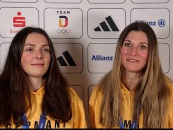 Die Langläuferinnen Julia Gimmler und Coletta Rydzek sprechen überglücklich über ihren Gewinn der Bronzemedaille.