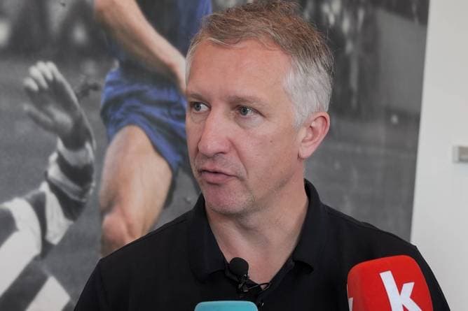 Langfristiger Vertrag? Baumann gibt Update bei Schalke-Star